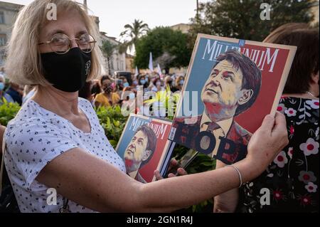 Catanzaro, Italia. 20 Settembre 2021. Il sostenitore di Conte ha visto tenere una revisione con il volto del presidente. Il nuovo presidente del movimento cinque Stelle (M5S - movimento cinque Stelle) Giuseppe Conte ha incontrato i sostenitori di Movmentent in Piazza Matteotti a Catanzaro, dove ha sostenuto il candidato di Centro-sinistra, Amalia Bruni (PD), come Governatore Regionale nelle elezioni di ottobre. (Foto di Valeria Ferraro /Sipa USA) Credit: Sipa USA/Alamy Live News Foto Stock