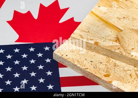 OSB, OSB, legno compensato a bandiera del Canada e degli Stati Uniti d'America. Guerra commerciale, tariffe, commercio equo e legname, industria del legno concep Foto Stock