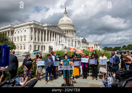 Washington, Stati Uniti d'America. 21 settembre 2021. Il rappresentante degli Stati Uniti Alexandria Ocasio-Cortez (democratico di New York) offre osservazioni durante una conferenza stampa sul Keeping Renters Safe Act del 2021, presso il Campidoglio degli Stati Uniti a Washington, DC, martedì 21 settembre 2021. Act Credit: Rod Lammey/CNP/Sipa USA Credit: Sipa USA/Alamy Live News Foto Stock