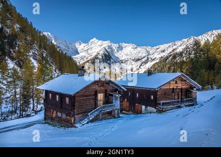 Vecchie capanne di montagna sull'Oberstalleralm nell'Arntal, Innervillgraten, Villgratental, Tirolo orientale, Tirolo, Austria Foto Stock