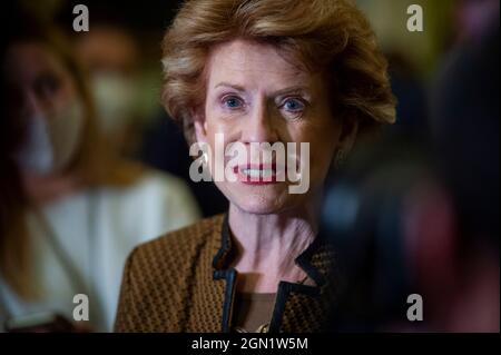 Washington, Stati Uniti d'America. 21 settembre 2021. Il senatore degli Stati Uniti Debbie Stabenow (democratico del Michigan) offre osservazioni durante la conferenza stampa della politica del senato democratico al Campidoglio degli Stati Uniti a Washington, DC, martedì 21 settembre 2021. Credit: Rod Lammey/CNP/Sipa USA Credit: Sipa USA/Alamy Live News Foto Stock