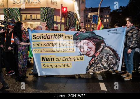 BERLINO, GERMANIA - 01 ottobre 2019: Il popolo curdo che vive in Germania per le strade di Berlino durante l'autunno del 2019 chiedendo il loro diritto di avere t Foto Stock