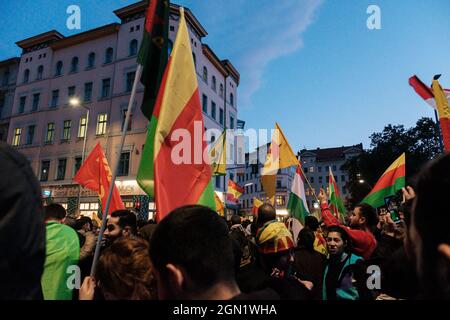 BERLINO, GERMANIA - 01 ottobre 2019: Il popolo curdo che vive in Germania per le strade di Berlino durante l'autunno del 2019 chiedendo il loro diritto di avere t Foto Stock