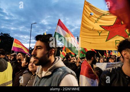 BERLINO, GERMANIA - 01 ottobre 2019: Il popolo curdo che vive in Germania per le strade di Berlino durante l'autunno del 2019 chiedendo il loro diritto di avere t Foto Stock