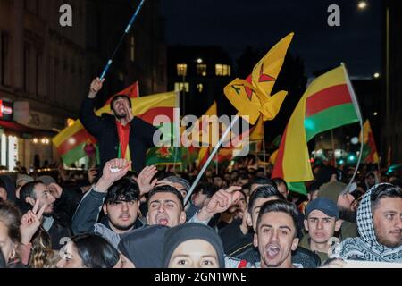 BERLINO, GERMANIA - 01 ottobre 2019: Il popolo curdo che vive in Germania per le strade di Berlino durante l'autunno del 2019 chiedendo il loro diritto di avere t Foto Stock