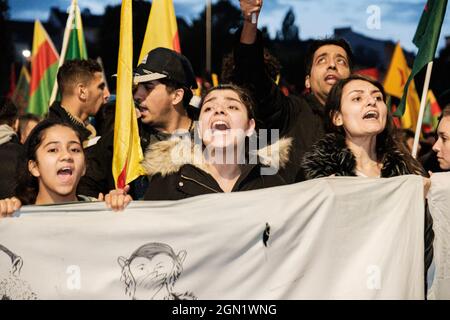 BERLINO, GERMANIA - 01 ottobre 2019: Il popolo curdo che vive in Germania per le strade di Berlino durante l'autunno del 2019 chiedendo il loro diritto di avere t Foto Stock