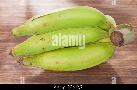 Banana verde biologico maschio - Musa Balbisiana frutta Foto Stock