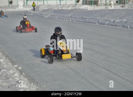 Kovrov, Russia. 25 febbraio 2017. Gare invernali di karting nel complesso sportivo Motodrom Foto Stock