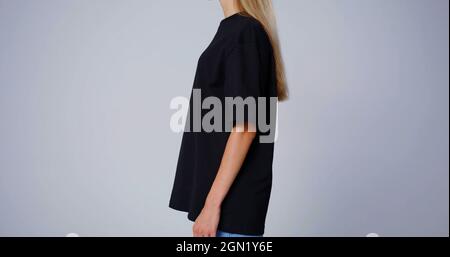Il profilo di una donna in T-shirt nera Foto Stock
