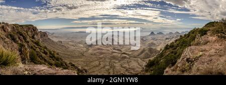 Nebbia Hanging nella valle sotto il South River e l'incrocio East Rim nel Big Bend National Park Foto Stock