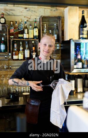 Pub ristorante Den Gode Nabo presso i vecchi magazzini sul fiume Nidelva, Trondheim, Norvegia Foto Stock