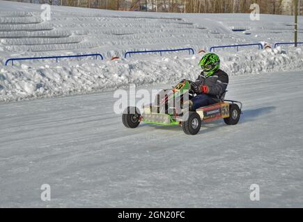 Kovrov, Russia. 25 febbraio 2017. Gare invernali di karting nel complesso sportivo Motodrom Foto Stock