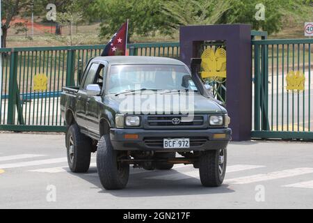 Una quinta generazione Toyota Hilux Double Cab (LN106) parcheggiata di fronte ai cancelli per la Casa del Parlamento a Port Moresby Foto Stock