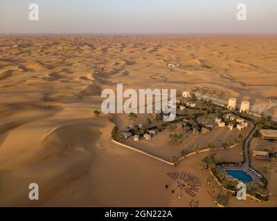 Vista aerea del resort deserto Arabian Nights Village tra dune, Arabian Nights Village, Razeen Area di al Khatim, Abu Dhabi, Emirati Arabi Uniti, M Foto Stock