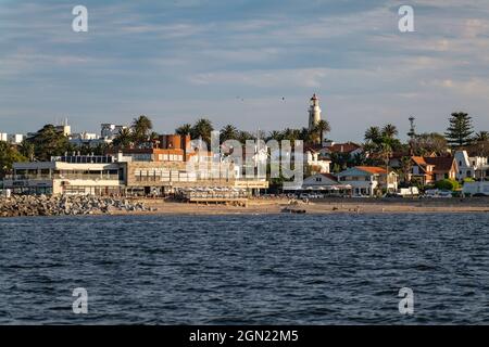 Spiaggia ristoranti e faro Faro de Punta del Este, Punta del Este, Dipartimento Maldonado, Uruguay, Sud America Foto Stock