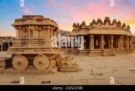 Cariota di pietra a Hampi con antiche rovine archeologiche nel cortile del Tempio di Vittala a Karnataka India al tramonto Foto Stock