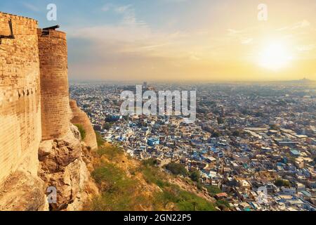 Mehrangarh Fort con vista del paesaggio cittadino blu di Jodhpur al tramonto. Mehrangarh Fort è un patrimonio mondiale dell'UNESCO situato a Jodhpur Rajasthan, India Foto Stock