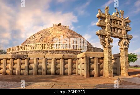 Sanchi Stupa è una struttura in pietra buddista situata su una collina nella città di Sanchi nel distretto di Raisen dello stato di Madhya Pradesh, India Foto Stock