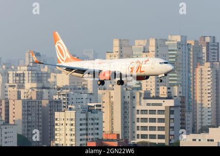 Gol Airlines Boeing 737 sull'approccio finale all'aeroporto di Congonhas a Sao Paulo, Brasile. Atterraggio della compagnia aerea brasiliana con lo skyline di Sao Paulo City alle spalle. Foto Stock