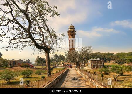 Monumento della vittoria conosciuto come 'Vijaya Stambha' con antiche rovine al Forte Chittorgarh costruito nel 1448 a Chittor Rajasthan Foto Stock