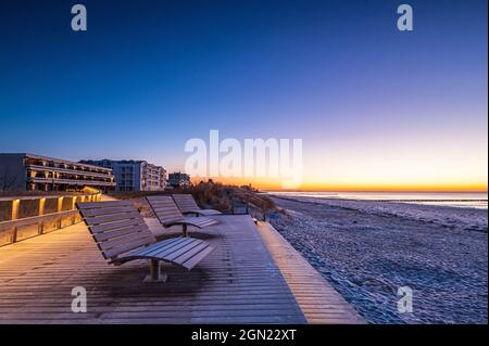 Divani sulla spiaggia di Großenbrode all'ora blu, Ostseeheilbad Großenbrode, Großenbrode, Mar Baltico, Ostholstein, Schleswig-Holstein, Germania Foto Stock