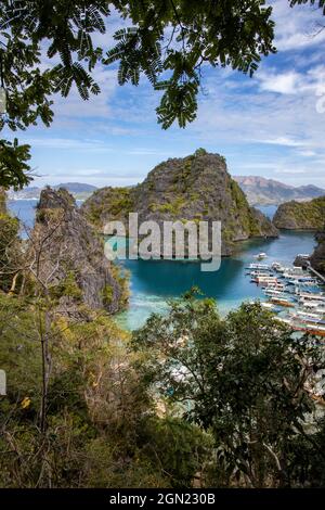 Vista dalla terrazza panoramica sulla strada per il Lago Kayangan sulle tradizionali canoe filippine della Banca ormeggiate nella laguna, vicino al Lago Kayangan, Ba Foto Stock