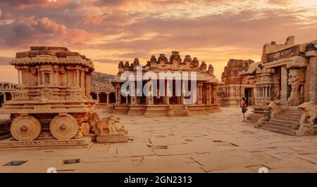 Antico carro in pietra con rovine archeologiche nel cortile del Tempio di Vittala a Hampi, Karnataka India al tramonto Foto Stock