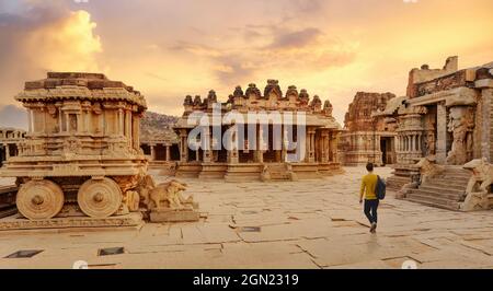 Antico carro in pietra con rovine archeologiche nel cortile del Tempio di Vittala a Hampi, Karnataka India al tramonto Foto Stock