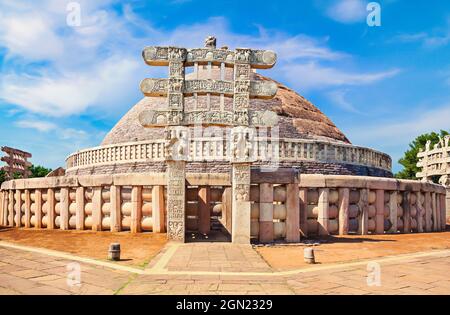 Sanchi Stupa è una struttura in pietra buddista situata su una collina nella città di Sanchi nel distretto di Raisen dello stato di Madhya Pradesh, India Foto Stock