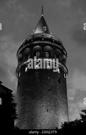 Scala di grigi angolo basso della Torre Galata a Istanbul, Turchia Foto Stock