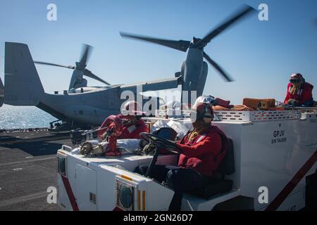 GOLFO ARABICO (20 settembre 2021) i marinai sono in piedi vigile del fuoco sul ponte di volo della nave d'assalto anfibio USS Essex (LHD 2), 20 settembre. L'Essex e l'undicesima unità Marine Expeditionary sono dislocate nell'area della 5th Fleet degli Stati Uniti di operazioni a sostegno delle operazioni navali per garantire la stabilità e la sicurezza marittima nella regione centrale, collegando il Mediterraneo e il Pacifico attraverso l'Oceano Indiano occidentale e tre punti di arresto strategici. (STATI UNITI Foto Navy di Mass Communication Specialist 2a classe Wesley Richardson) Foto Stock