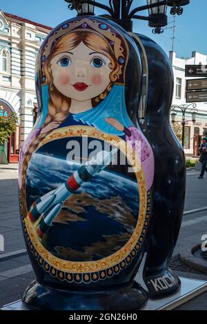 La bambola di matryoshka oversize viene utilizzata come supporto per souvenir nella zona pedonale, Samara, Samara District, Russia, Europa Foto Stock