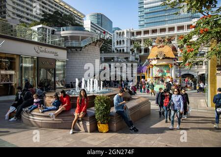 La gente si rilassa nel cortile del 1881 Heritage Shopping Complex a Kowloon, Hong Kong, Hong Kong, Cina, Asia Foto Stock