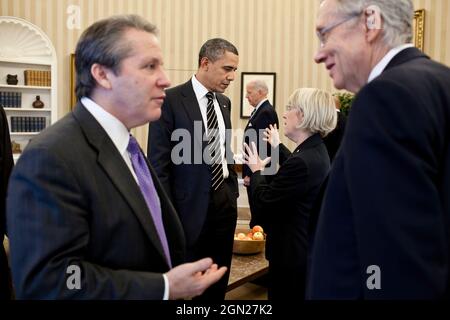 Il Presidente Barack Obama ha discusso con il Sen. Patty Murray, D-Wash., a seguito di un incontro con la leadership democratica del Senato presso l'Ufficio ovale, 16 febbraio 2011. Il Direttore del Consiglio economico Nazionale gene Sperling parla in primo piano con il leader della maggioranza del Senato Harry Reid, D-Never. (Foto ufficiale della Casa Bianca di Pete Souza) questa fotografia ufficiale della Casa Bianca è resa disponibile solo per la pubblicazione da parte delle organizzazioni di notizie e/o per uso personale la stampa dal soggetto(i) della fotografia. La fotografia non può essere manipolata in alcun modo e non può essere utilizzata in materiali commerciali o politici, adv Foto Stock