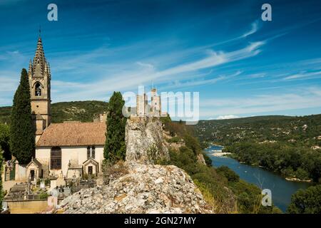 Aiguèze, uno dei più bei villaggi di Francia, Les Plus beaux Villages de France, Gorges de l'Ardèche, dipartimento del Gard, Auvergne-Rhône-Alpes r Foto Stock