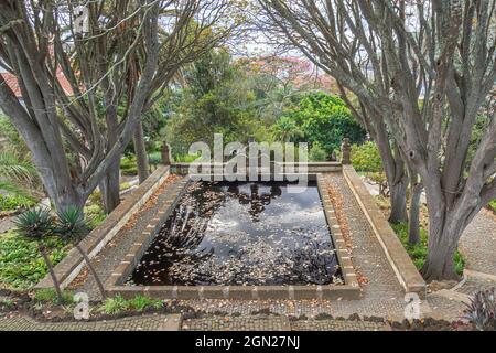 Piscina ombreggiata con una fontana vista dall'alto nello storico Giardino del Duca di Terceira (Jardim Duque da Terceira) in Angra do Heroismo sull'isola di Terceira Foto Stock