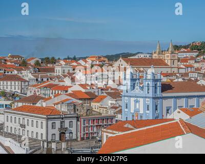 Vista dall'alto della chiesa blu e bianca della Misericordia (la Chiesa della Misericordia) e di altri edifici nella città storica di Angra do Heroismo, Azzorre, Foto Stock