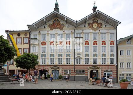 Facciata del museo della città nel vecchio municipio, Marktstrasse, Bad Toelz, Isarwinkel, alta Baviera, Baviera, Germania Foto Stock