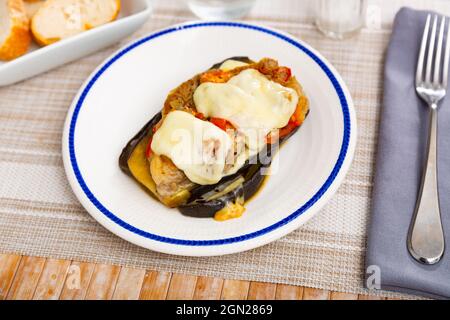 Melanzana con pomodoro, carne macinata e formaggio Foto Stock