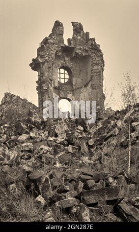 04-04-1986, Dresda, ex GDR, rovine della Frauenkirche, vista sul cumulo di macerie (monumento) attraverso la finestra del coro a est Foto Stock