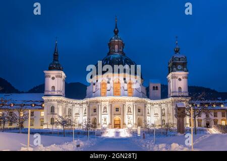 Basilica dell'Assunzione dell'Abbazia benedettina Ettal all'ora blu, Ettal, alta Baviera, Baviera, Germania Foto Stock
