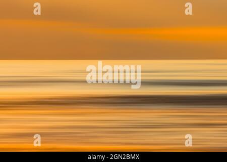 Ora d'oro, tramonto sul mare astratto sfondo marino. Motion Blur, line art, brillanti colori dorati, spazio per la copia Foto Stock