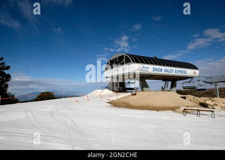 Running Springs, California, Stati Uniti. 29 Feb 2021. Seggiovia e pista da sci vuota con sporcizia esposta a causa della mancanza di neve durante la stagione. Snow Valley Mountain Resort è una stazione sciistica situata a Running Springs, California, Stati Uniti. E' la stazione sciistica più antica della California del Sud ed è anche una delle quattro stazioni sciistiche della San Bernardino National Forest. (Credit Image: © Ruaridh Stewart/ZUMA Press Wire) Foto Stock