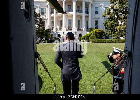 Il presidente Barack Obama esce da Marine One sul prato meridionale della Casa Bianca dopo un viaggio a Fort Stewart, GA., 27 aprile 2012. (Foto ufficiale della Casa Bianca di Pete Souza) questa fotografia ufficiale della Casa Bianca è resa disponibile solo per la pubblicazione da parte delle organizzazioni di notizie e/o per uso personale la stampa dal soggetto(i) della fotografia. La fotografia non può essere manipolata in alcun modo e non può essere utilizzata in materiali commerciali o politici, pubblicità, e-mail, prodotti, promozioni che in alcun modo suggeriscono l'approvazione o l'approvazione del presidente, della prima famiglia, o della H bianca Foto Stock