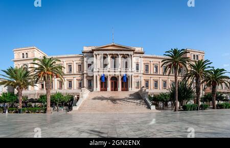 Panorama del Municipio di Hermoupolis, os Syrow Island. Costruito nel 1876, è uno dei centri commerciali più grandi e suggestivi della Grecia. Foto Stock