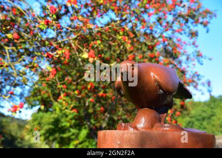 Scultura, il falco, Tributo al poeta Ted Hughes di Kenny Hunter, Mytholmroyd, Calderdale, West Yorkshire Foto Stock