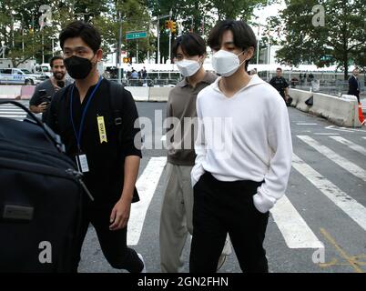 New York, Stati Uniti. 21 settembre 2021. Suga e Jin del gruppo di ragazzi sudcoreani BTS camminano vicino alle Nazioni Unite sul lato est di Manhattan. Credit: SOPA Images Limited/Alamy Live News Foto Stock