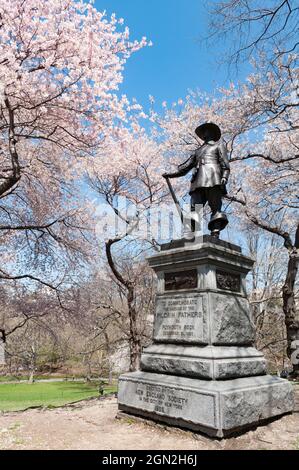 STATI UNITI. NEW YORK, CENTRAL PARK, PELLEGRINO DI BRONZO SULLA SUA BASE CHE È ATTERRATO A PLYMOUTH ROCK MASSACHUSETTS NEL NOVEMBRE 1620 Foto Stock