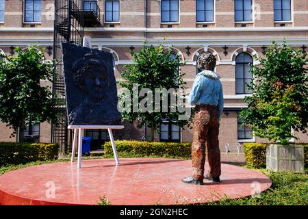 LEIDEN, PAESI BASSI - 13 agosto 2021: La statua del giovane giardino di Rembrandt a Leiden, Paesi Bassi Foto Stock