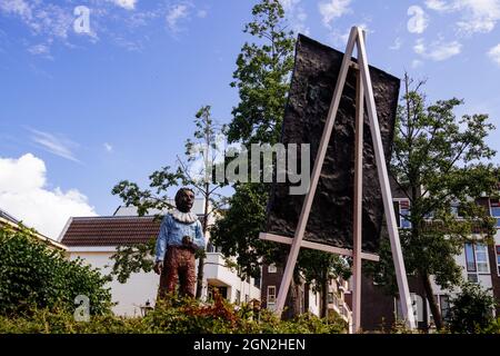 LEIDEN, PAESI BASSI - 13 agosto 2021: La statua del giovane giardino di Rembrandt a Leiden, Paesi Bassi Foto Stock